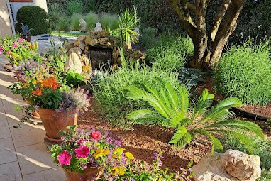 Massif fleuri conçu par Espace Vert Sapin dans un jardin de Carbonne – création massif jardin Peyssies